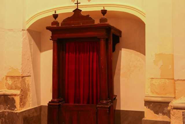 Bari, intervista a un "padre confessore": �Il peccato che crea pi� angoscia resta il tradimento�